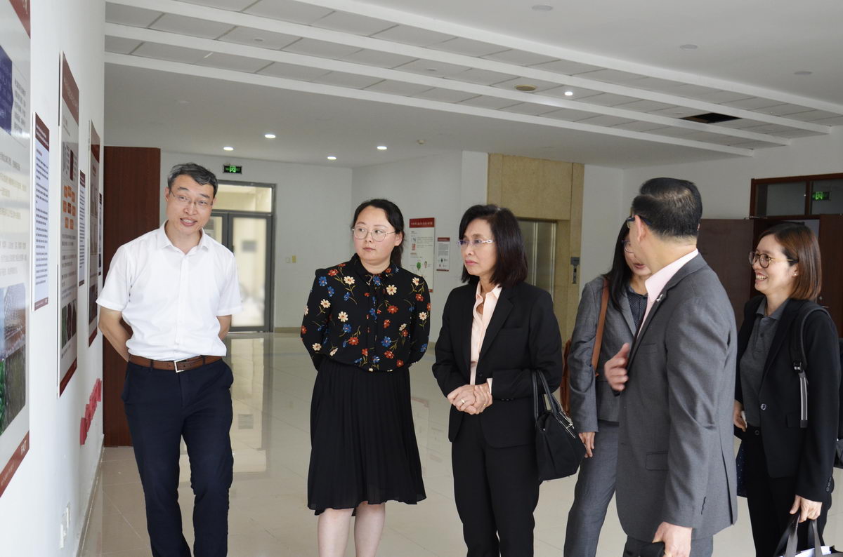 尹老师介绍实验情况.jpg 尹老师介绍实验情况.jpg